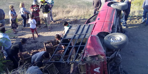 Lajino.cl - es Laja en Internet // Volcamiento de camioneta en sector Waldemar Schutz de Laja