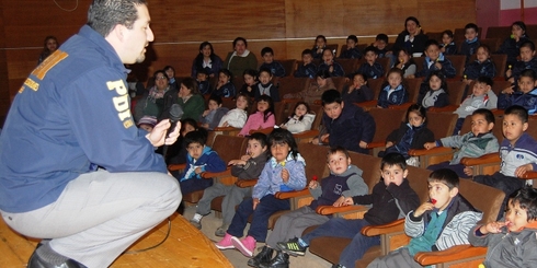 LAJINO.CL ES LAJA EN INTERNET // LAJA - Con función de títeres enseñan a niños identificar situaciones en la que podrían ser víctimas de agresiones sexuales